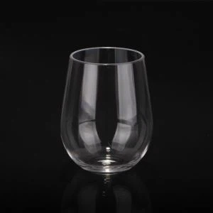 Copo de vinho de plástico ao ar livre